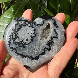 Black agate heart with stand (e) | crystal